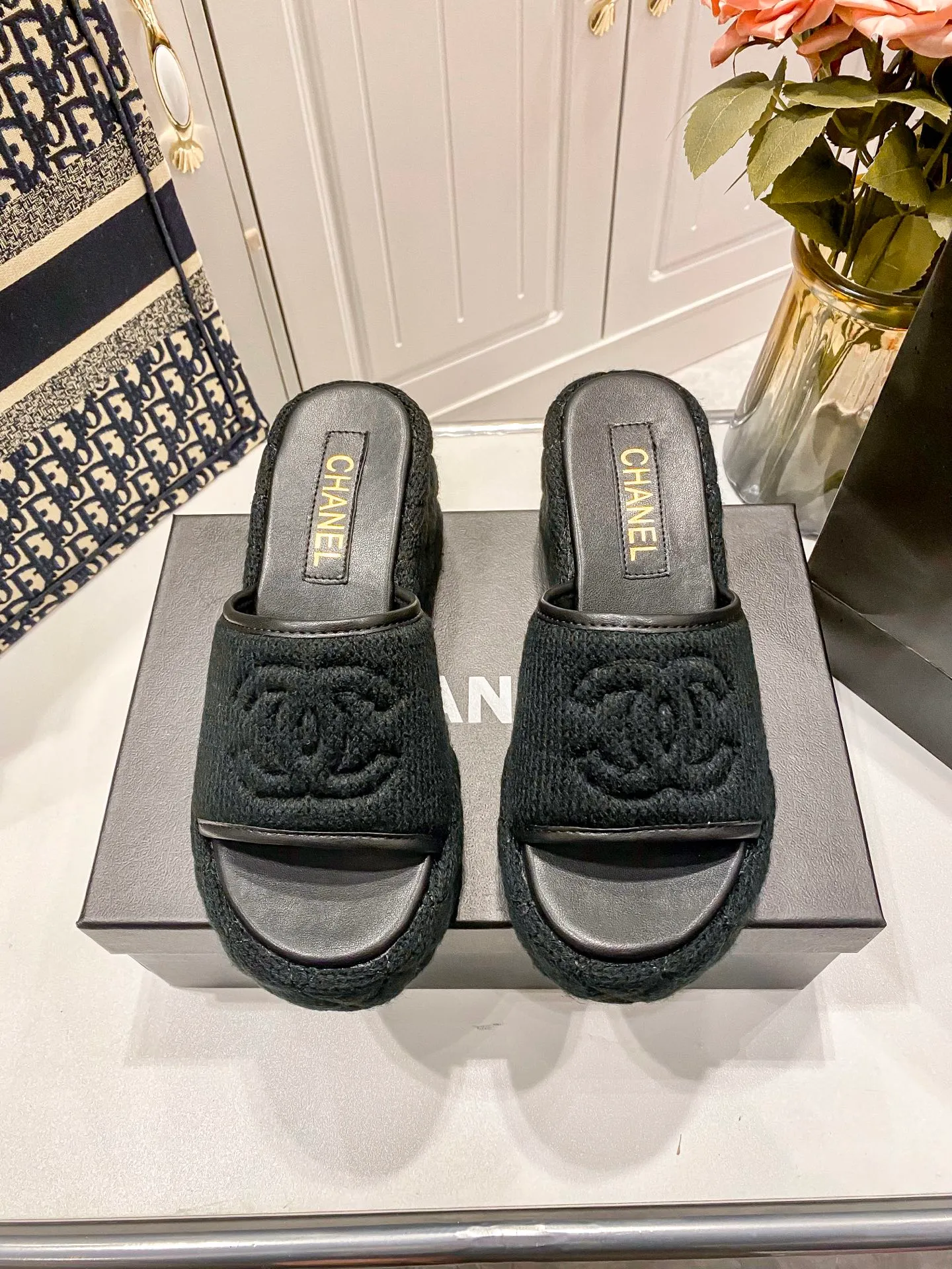 👟👟Ex-factory price 460👟👟Chanel 25C new early spring thick-soled slippers!  Top version! Early release. Thick sole design. 5cm heel height. Makes your legs longer in seconds. Original custom linen for the upper. Sheepskin for foot pads. Original genuine leather outsole. Size: 34-41. Customized. Non-returnable and non-exchangeable.
